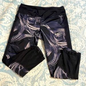 𝅺Nike Dri Fit Cropped Leggings - Size Medium - Excellent Condition